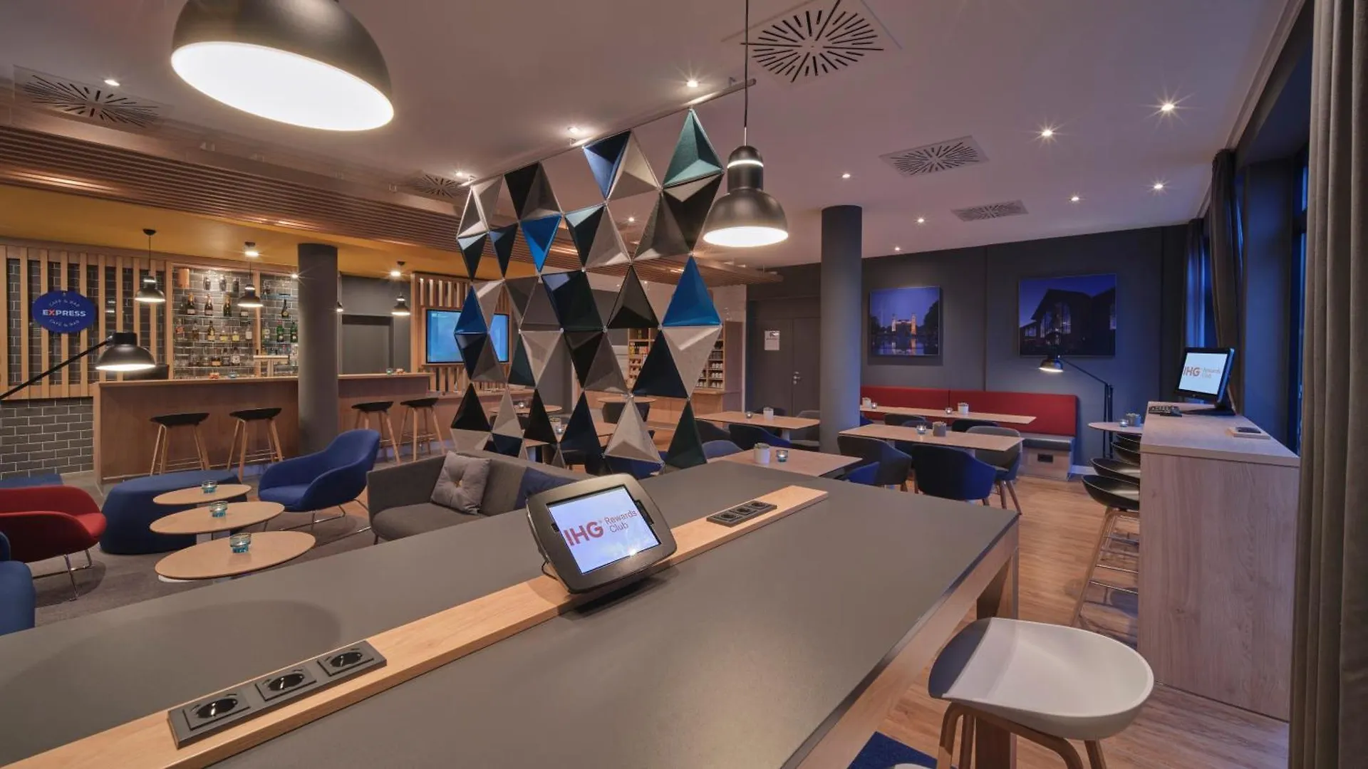 Holiday Inn Express Cologne Muelheim By Ihg 3*,