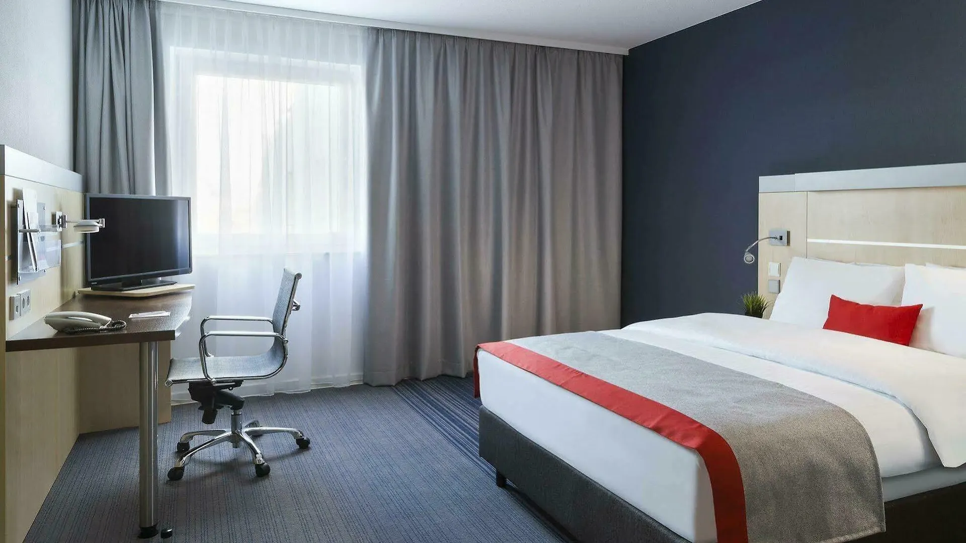 Holiday Inn Express Cologne Muelheim By Ihg Отель