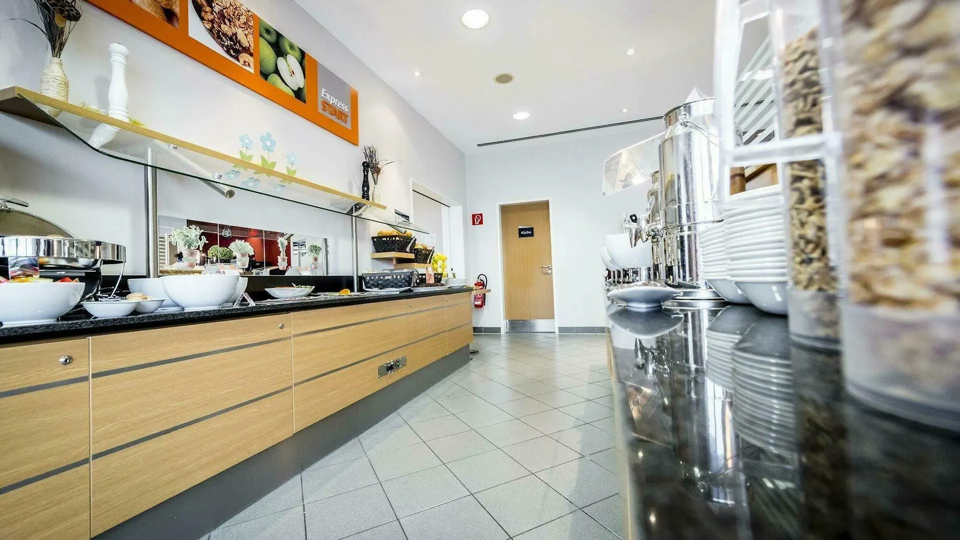 Отель Holiday Inn Express Cologne Muelheim By Ihg
