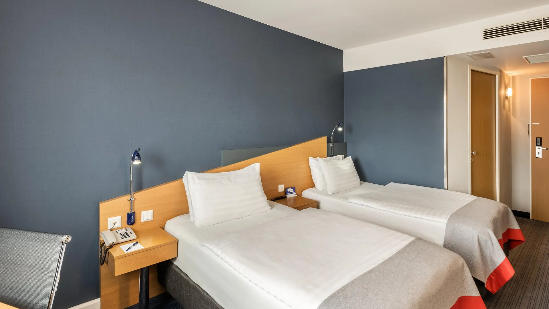 Holiday Inn Express Cologne Muelheim By Ihg 3*,
