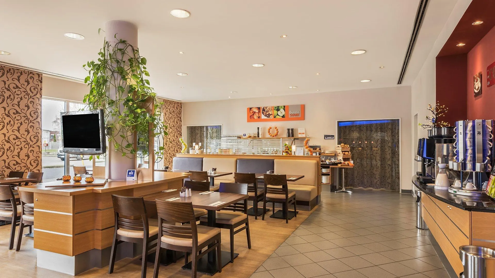 Holiday Inn Express Cologne Muelheim By Ihg 3*,
